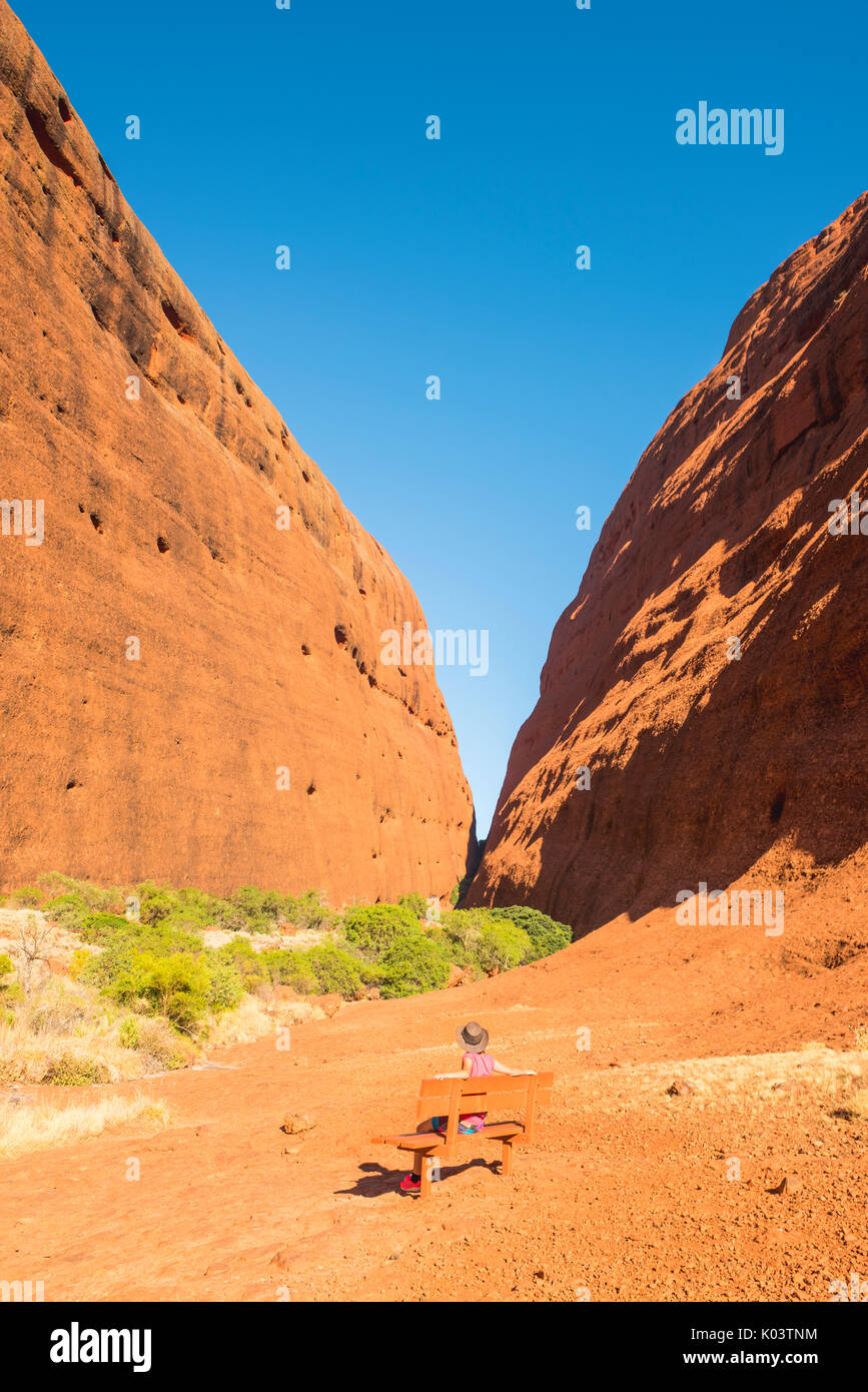 Uluru-Kata Tjuta National Park, il Territorio del Nord, l'Australia centrale, Australia. Passeggiate turistiche in Walpa Gorge Trail nel Kata Tjuta (l'Olgas). Foto Stock