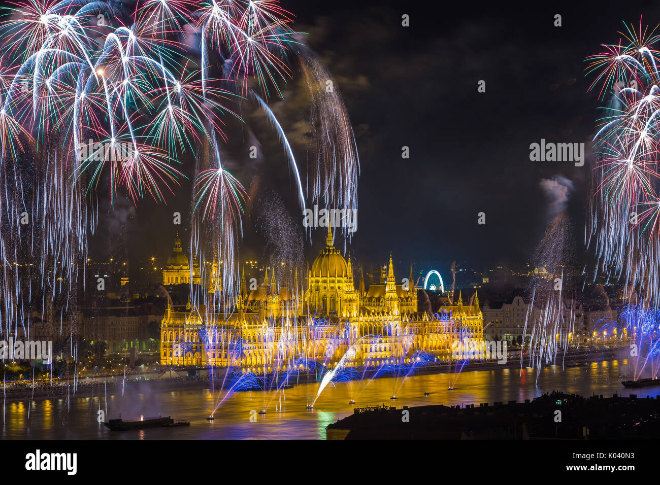 Budapest, Ungheria - Il bellissimo parlamento ungherese il 20 di agosto 2017 fuochi d'artificio sul fiume Danubio sulla St Stephens giorno o foundation da Foto Stock