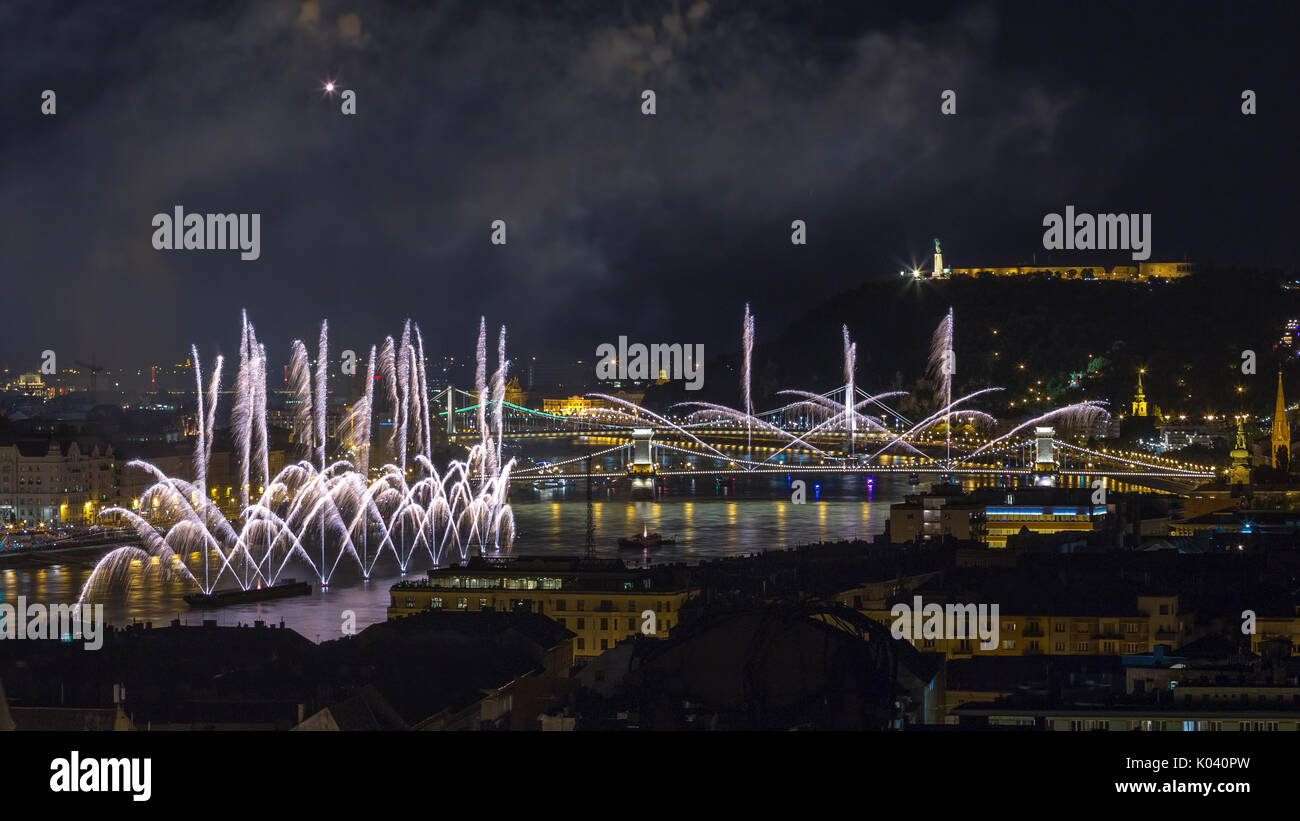 Budapest, Ungheria - La bella xx agosto fuochi d'artificio sul fiume Danubio sulla St Stephens giorno o il giorno di fondazione di Ungheria. Questa visualizzazione include Foto Stock