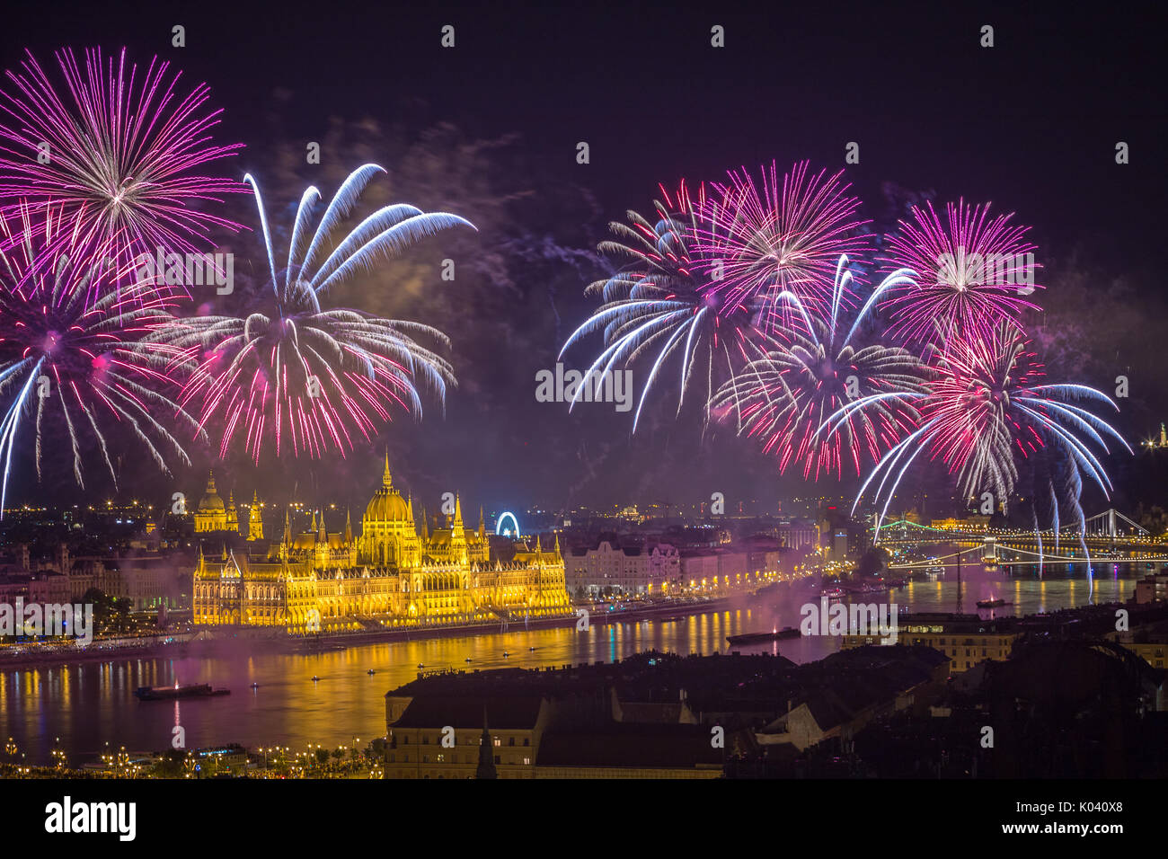 Budapest, Ungheria - La bella xx agosto fuochi d'artificio sul fiume Danubio sulla St Stephens giorno o il giorno di fondazione di Ungheria. Questa visualizzazione include Foto Stock