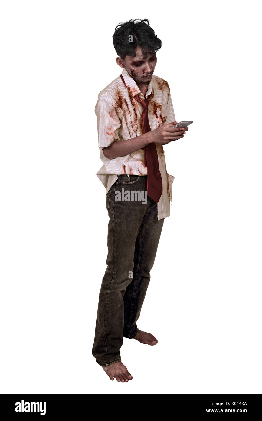 Ritratto di asiatici uomo zombie utilizzando uno smartphone isolate su sfondo bianco Foto Stock