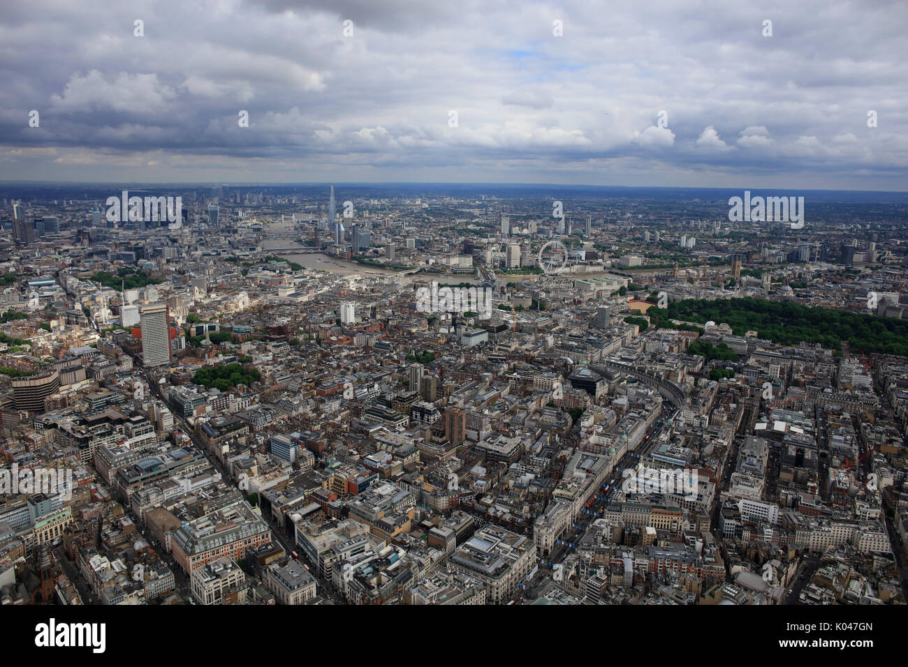 Una vista panoramica di Londra da Marylebone che mostra lo skyline e il fiume Tamigi a distanza Foto Stock