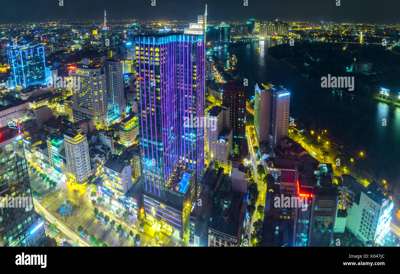 Antenna vista notturna di colorata e vibrante paesaggio del centro cittadino con semaforo sentieri Skyline di notte nella città di Ho Chi Minh, Vietnam Foto Stock