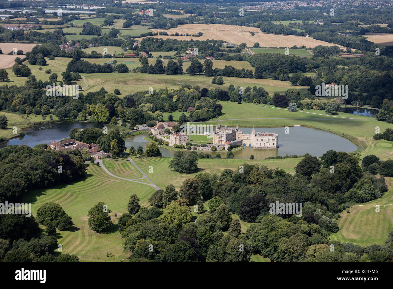 Una veduta aerea del castello di Leeds e la campagna circostante, Kent. Foto Stock