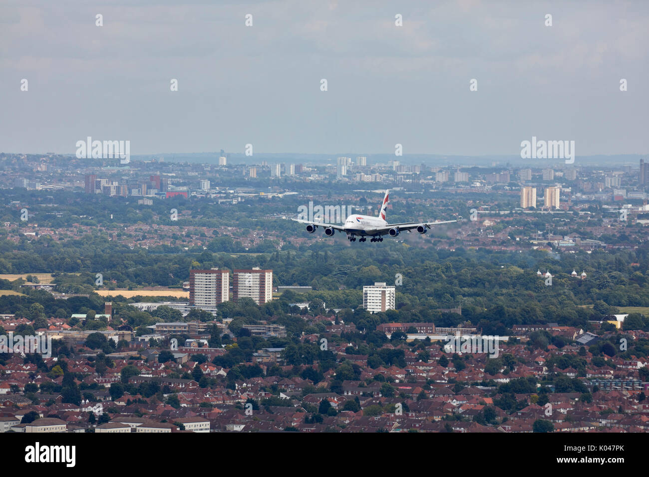 Un British Airways Airbus A380 sulla rotta di avvicinamento all'Aeroporto di Londra Heathrow Foto Stock