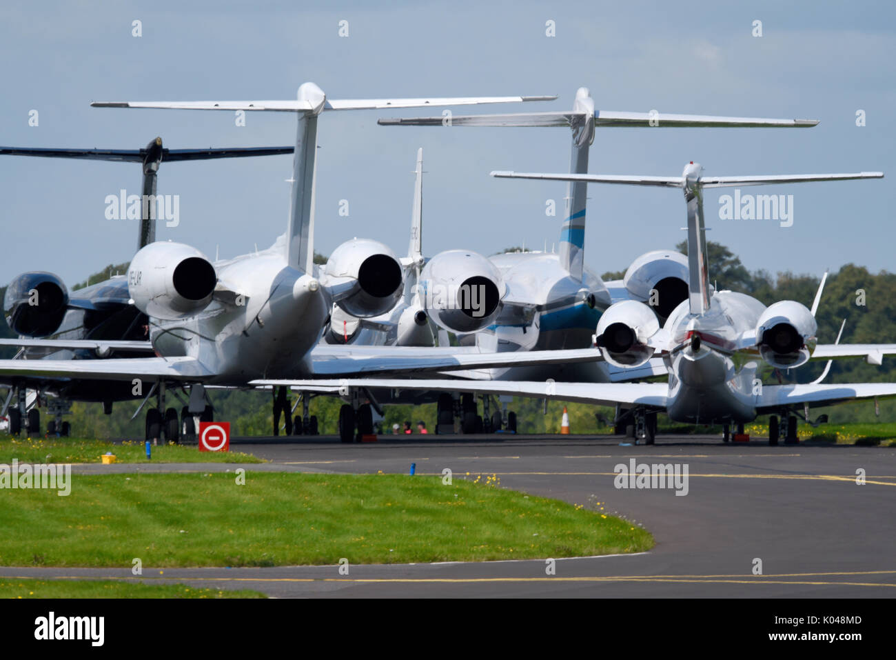 Business jet, tra cui un Gulfstream in attesa dei clienti all'aeroporto di Biggin Hill, Kent, Regno Unito Foto Stock