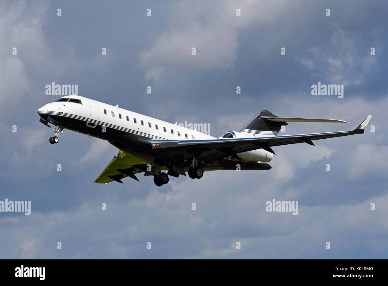 Bombardier Global Express BD 700 jet esecutivo G-GLOB di proprietà della Execujet di Cambridge decollando all'aeroporto di Biggin Hill, Kent, Regno Unito Foto Stock