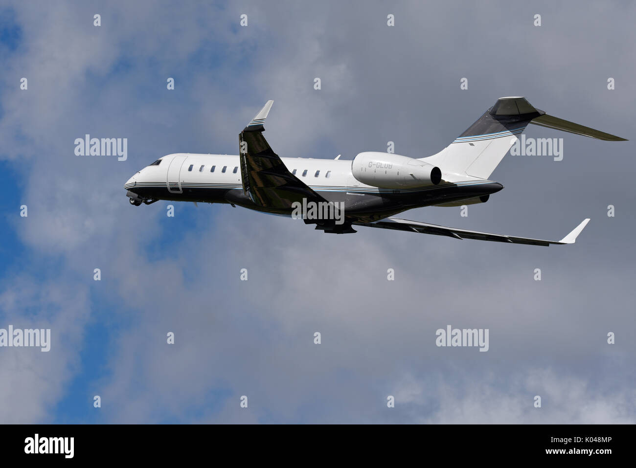 Bombardier Global Express BD 700 jet esecutivo G-GLOB di proprietà della Execujet di Cambridge decollando all'aeroporto di Biggin Hill, Kent, Regno Unito Foto Stock
