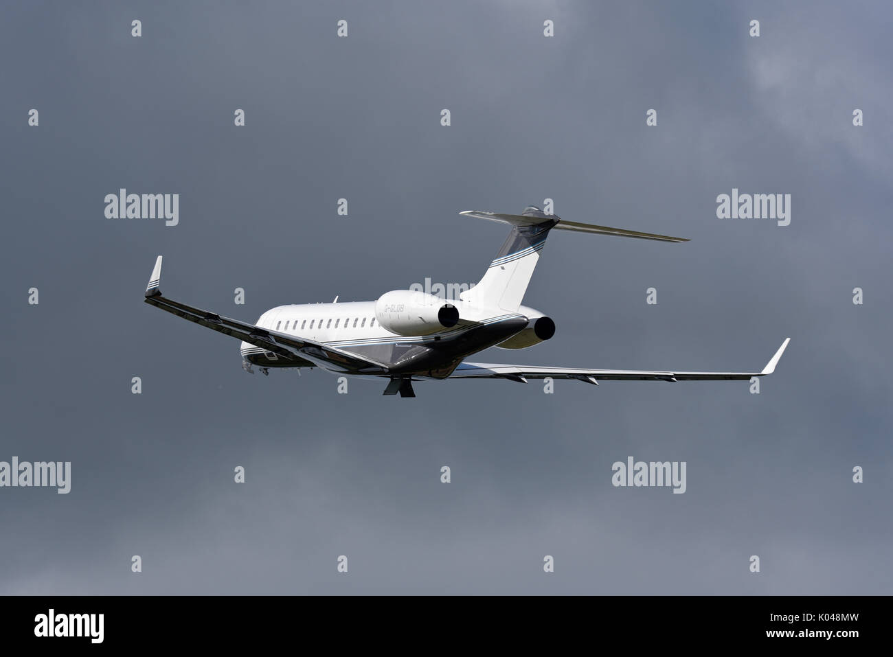 Bombardier Global Express BD 700 jet esecutivo G-GLOB di proprietà della Execujet di Cambridge decollando all'aeroporto di Biggin Hill, Kent, Regno Unito Foto Stock