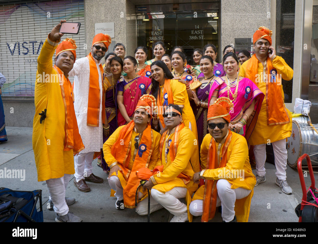 Un ritratto di gruppo di membri di Jallosh compreso uno prendendo un selfie prima del 2017 India parata del giorno a Manhattan, New York City. Foto Stock