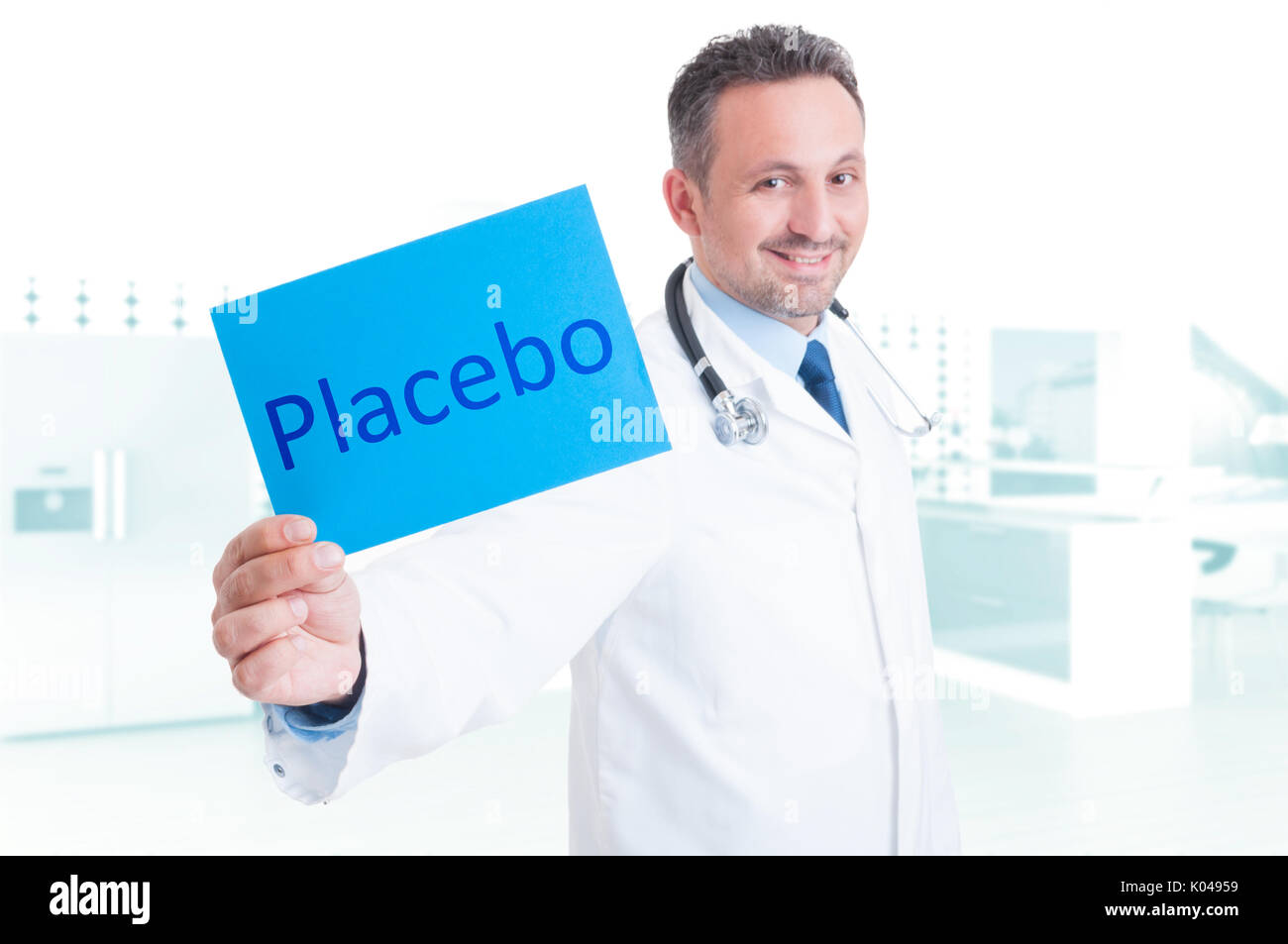 Gentile medic o medico tenendo la carta con placebo il testo su di esso Foto Stock