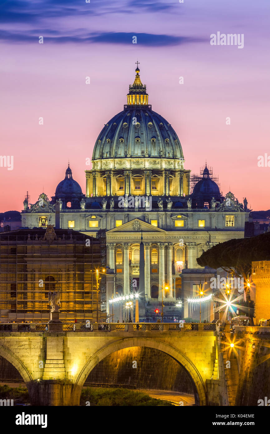 Citta Del Vaticano Roma Italia Bella Vivace Night Immagine Panorama Della Basilica Di San Pietro Ponte Sant Angelo E Il Fiume Tevere Al Tramonto In Estate Riflettere Foto Stock Alamy