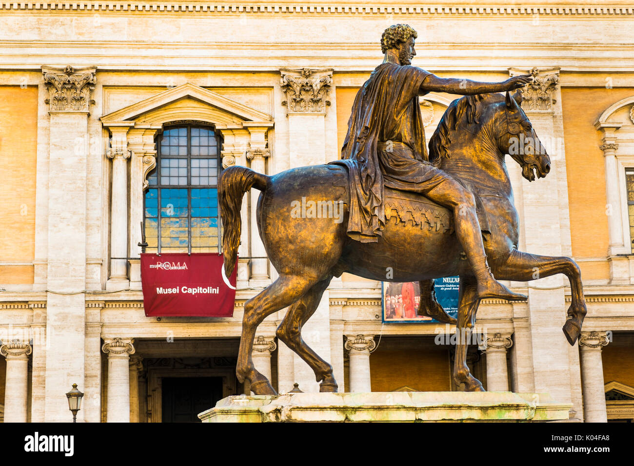 Statua equestre di Marc Aurel contro la facciata del Museo Capitolino Foto Stock