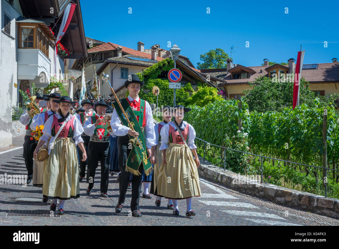 Cortaccia in Alto Adige, Italia, 26 giugno 2017: tradizionale processione religiosa per celebrare il Corpus Domini. Foto Stock