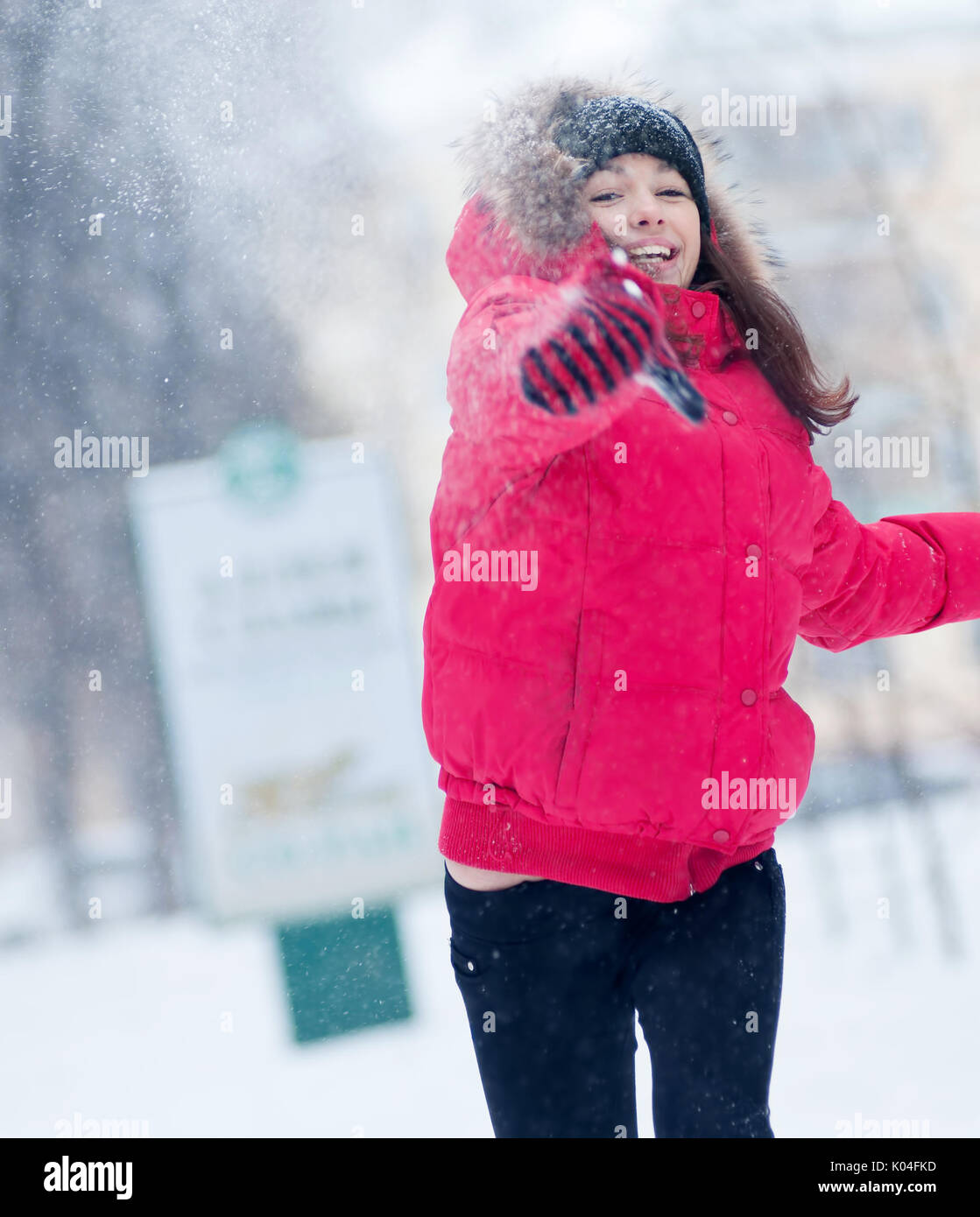 Felice giovane donna gioca con una neve Foto Stock