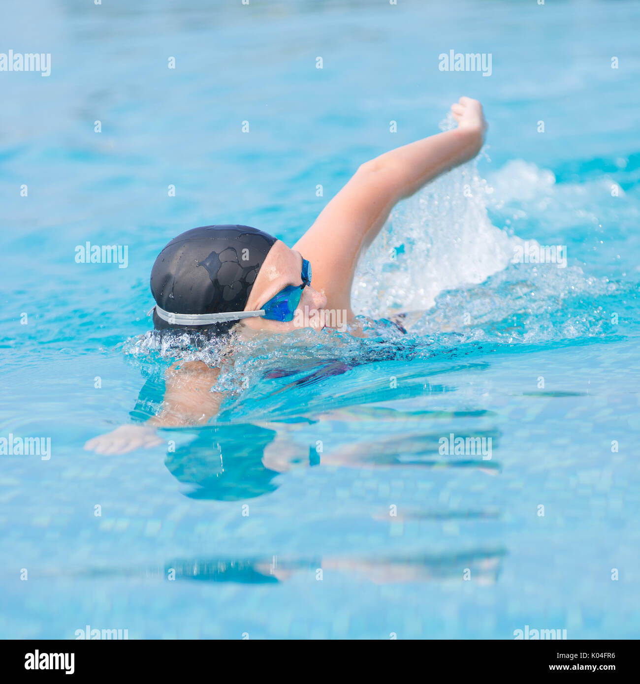 Donna in occhiali nuoto anteriore stile ultrabassa Foto Stock