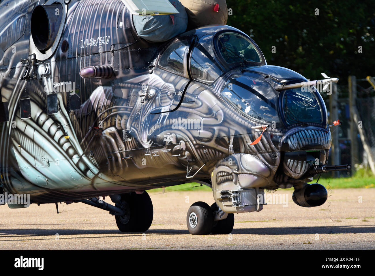 Mil Mi-24 Mi-35 Hind gunship elicottero d'assalto della Czech Air Force in Alien speciale schema di verniciatura a Biggin Hill Festival di airshow di volo Foto Stock