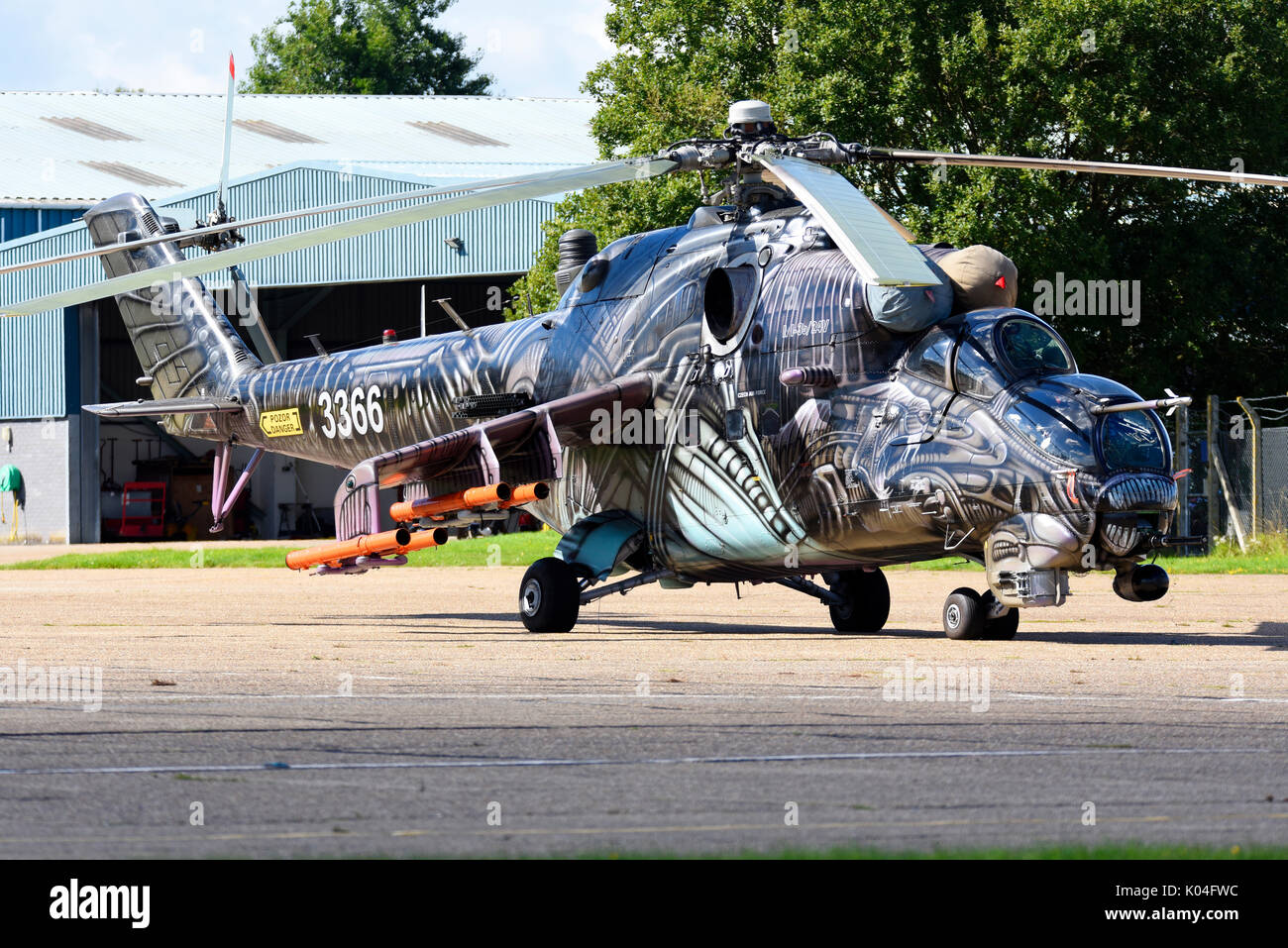 Mil Mi-24 Mi-35 Hind gunship elicottero d'assalto della Czech Air Force in Alien speciale schema di verniciatura a Biggin Hill Festival di airshow di volo Foto Stock