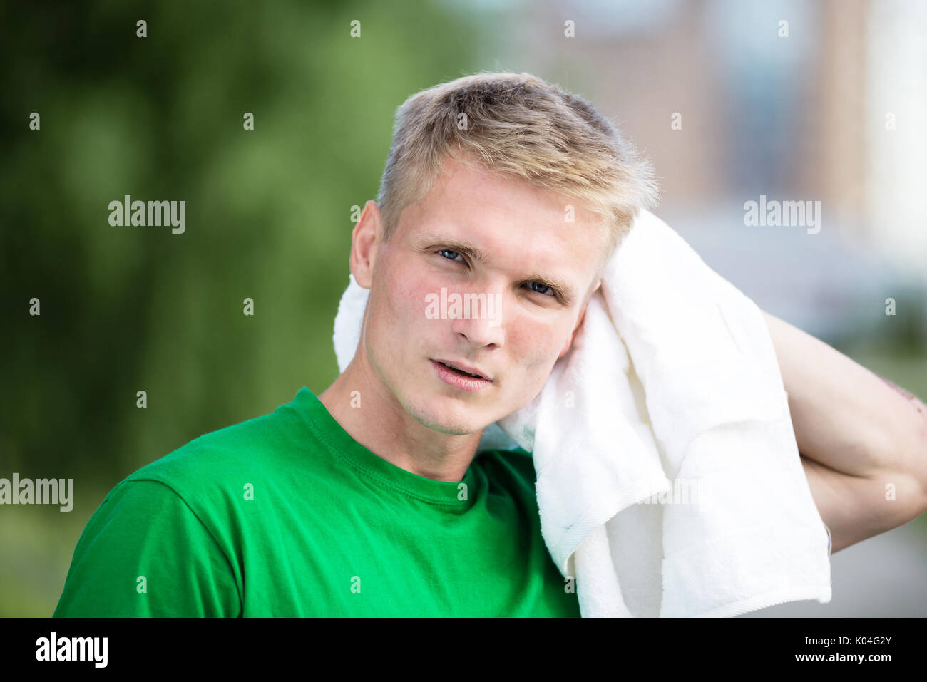 Uomo stanco dopo il tempo di fitness e di esercizio. Con asciugamano bianco Foto Stock