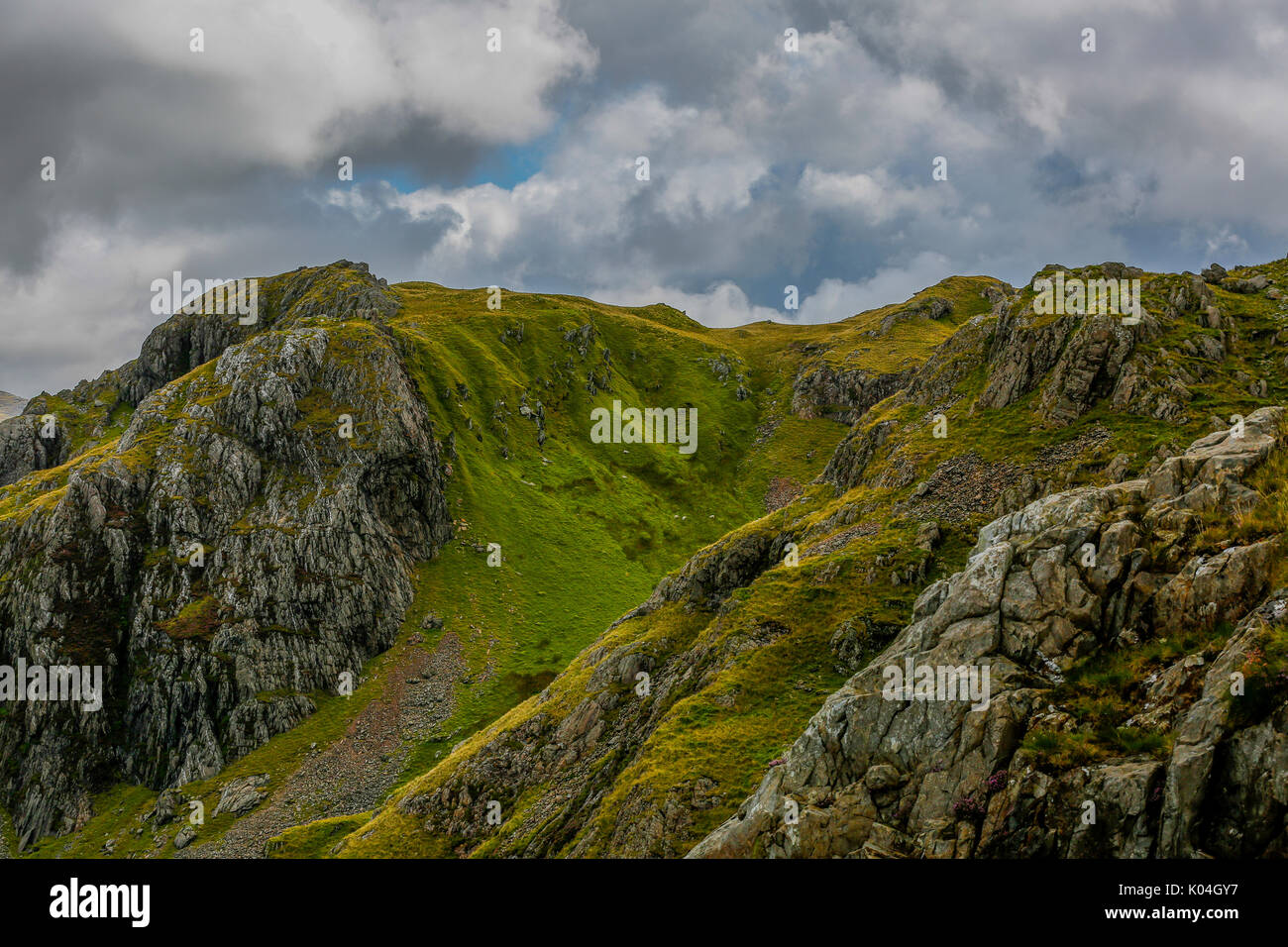 Snowdonia, Galles Agosto 2017. Mountain View catturato in luce HDR. Snowdon Mountain area con strade e case vicine contemplati nella luce estiva meteo Foto Stock