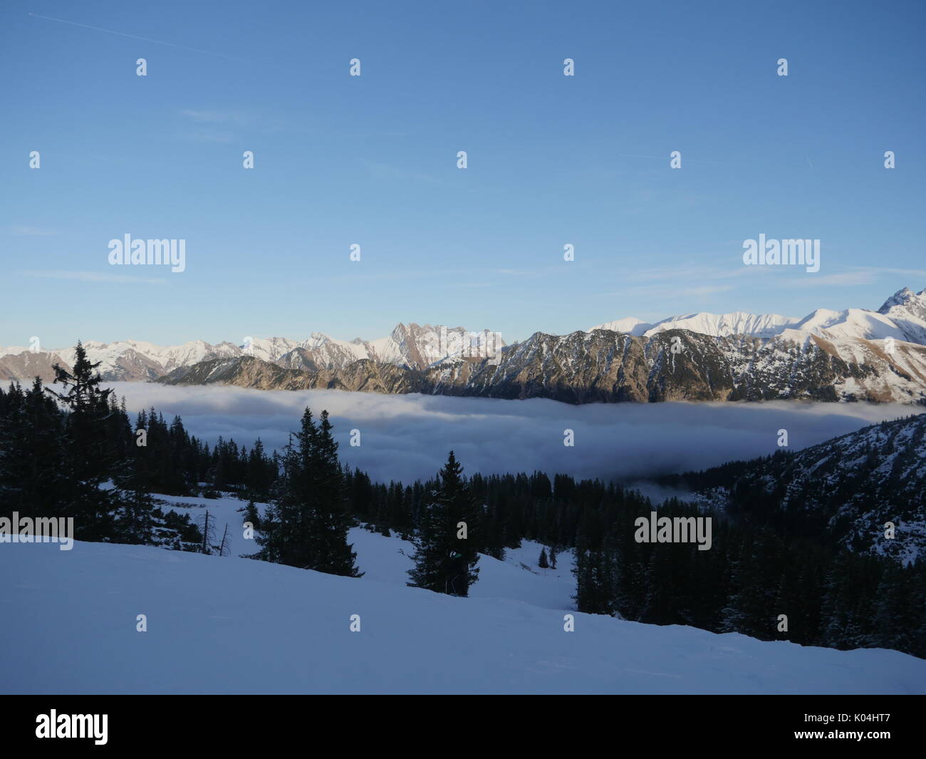 Montagne Alpine sotto la neve in inverno Foto Stock
