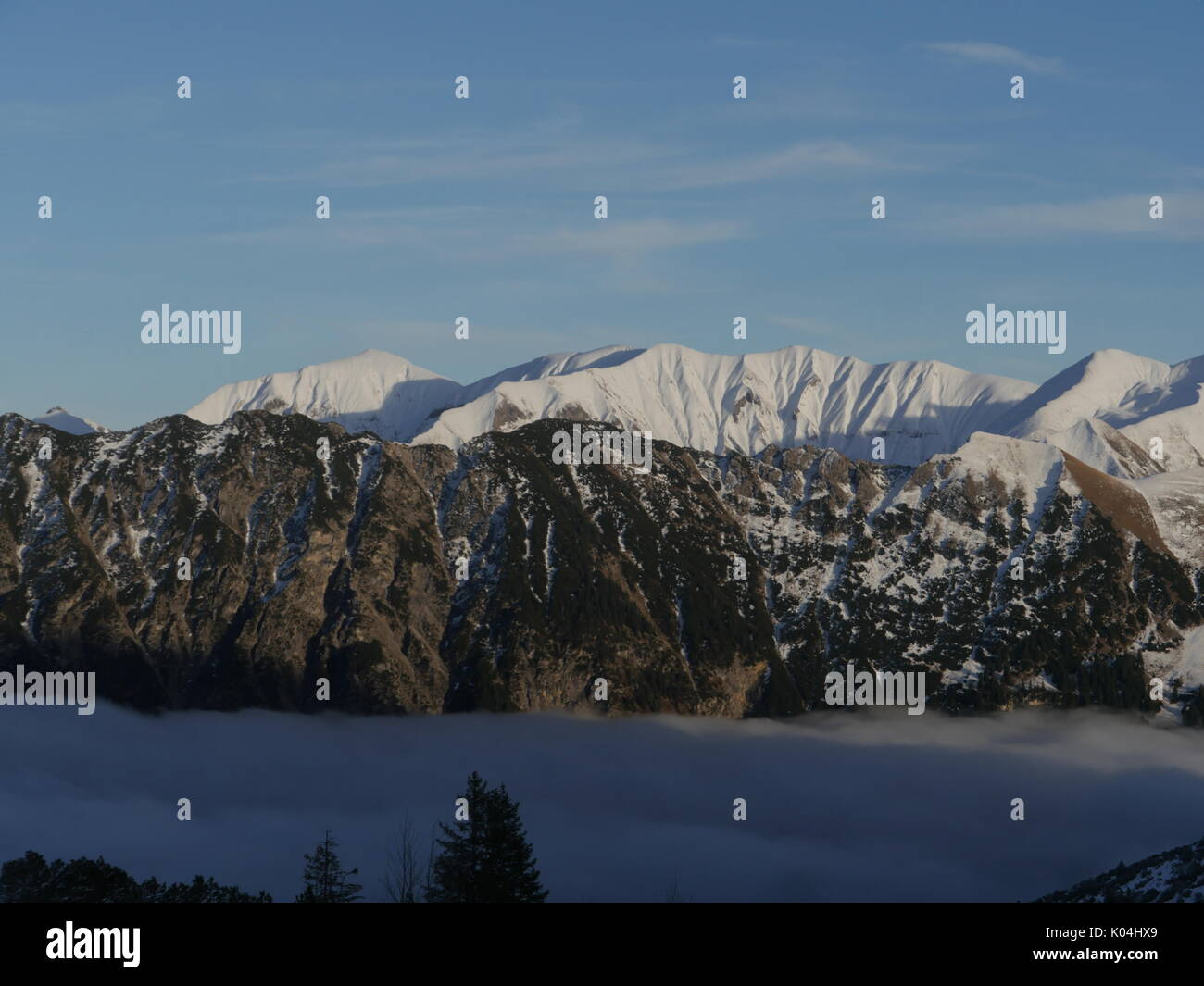 Montagne Alpine sotto la neve in inverno Foto Stock