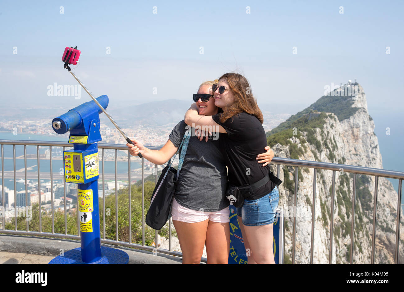 Selfie prese dai turisti alla Rocca di Gibilterra nel Regno Unito, territorio di oltremare di Gibilterra Foto Stock
