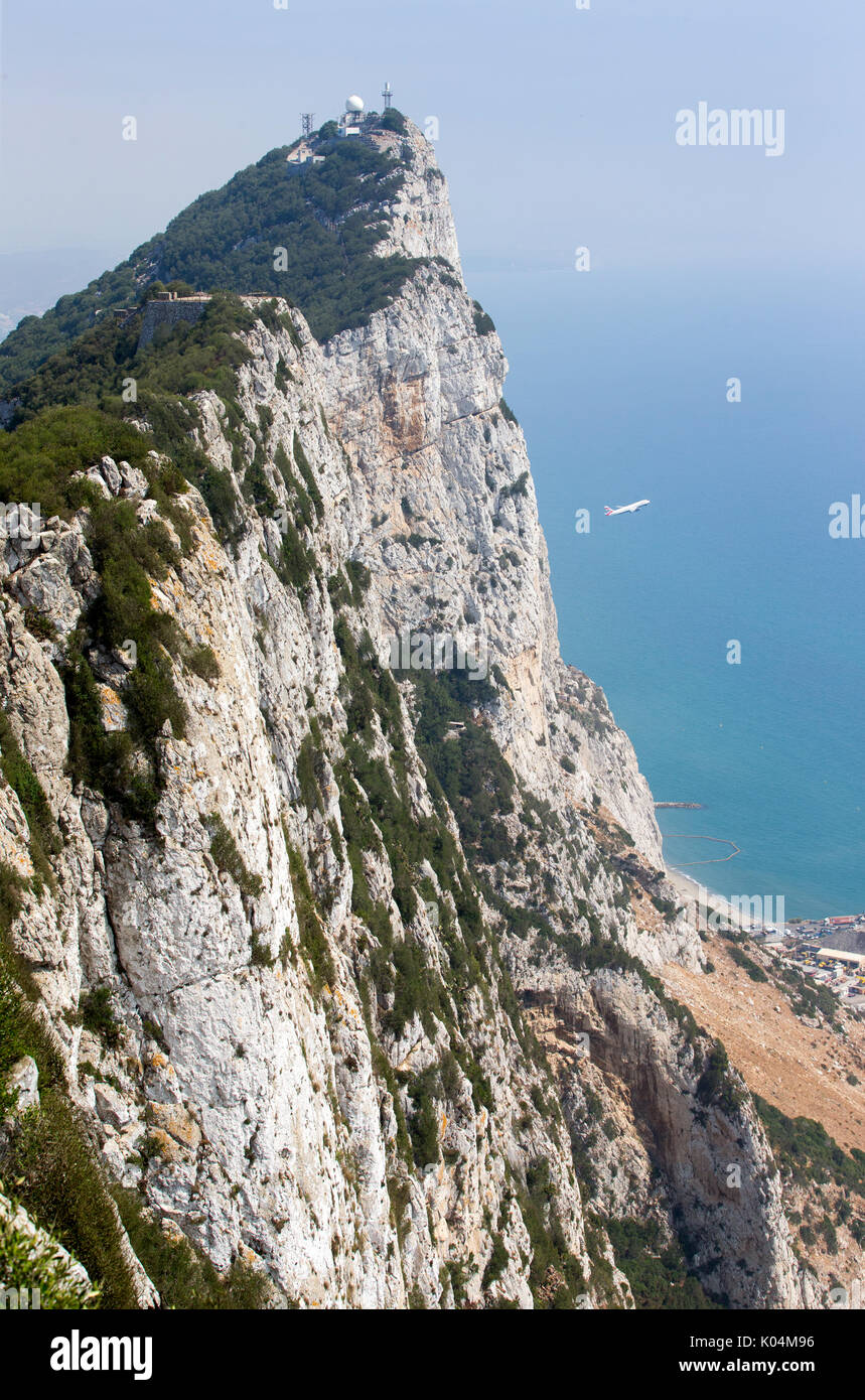 L'aereo decolla alla Rocca di Gibilterra nel Regno Unito, territorio di oltremare di Gibilterra Foto Stock