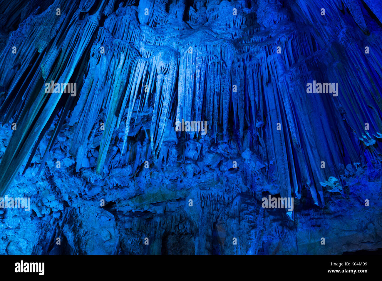 St Michael's Cave nel British Overseas Territorio di Gibilterra. La bella forma stalattiti di calcare sono illuminati da luci colorate Foto Stock