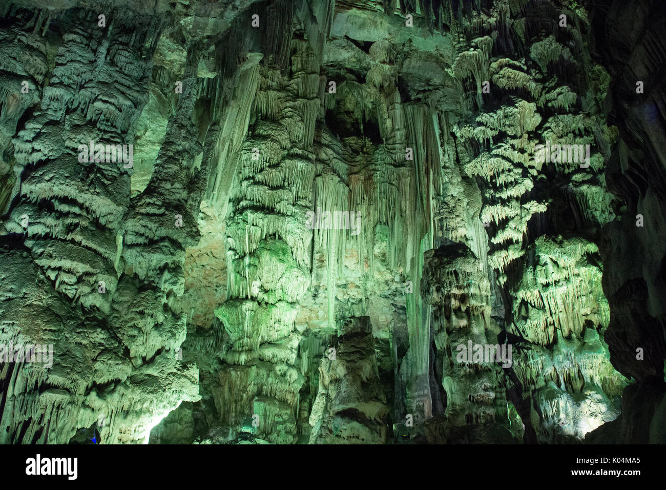 St Michael's Cave nel British Overseas Territorio di Gibilterra. La bella forma stalattiti di calcare sono illuminati da luci colorate Foto Stock