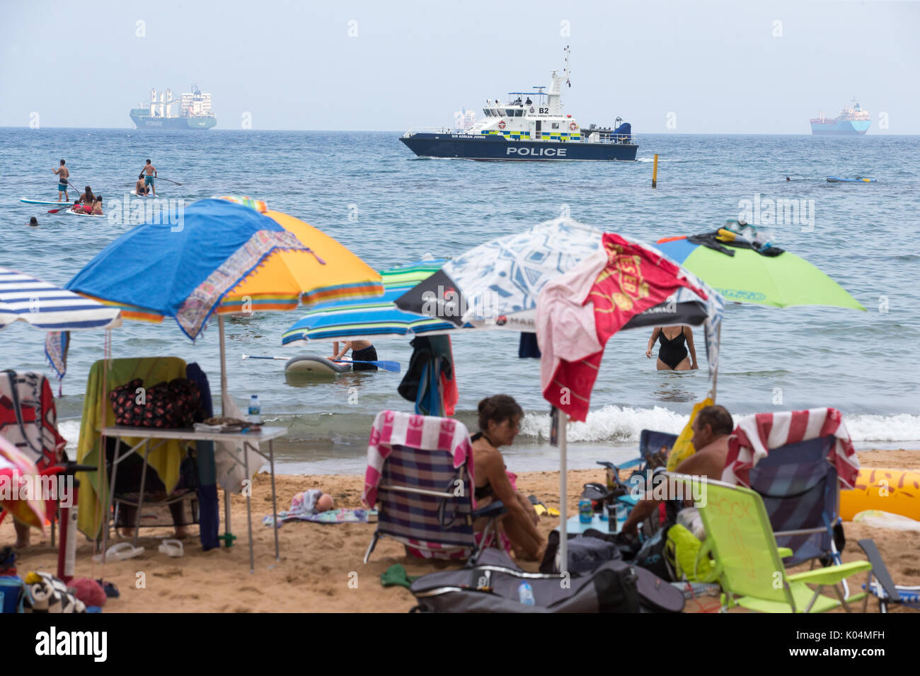 Dopo i recenti attentati terroristici, una pattuglia di polizia crociere in barca passato le spiagge di Gibilterra per rassicurare i turisti Foto Stock