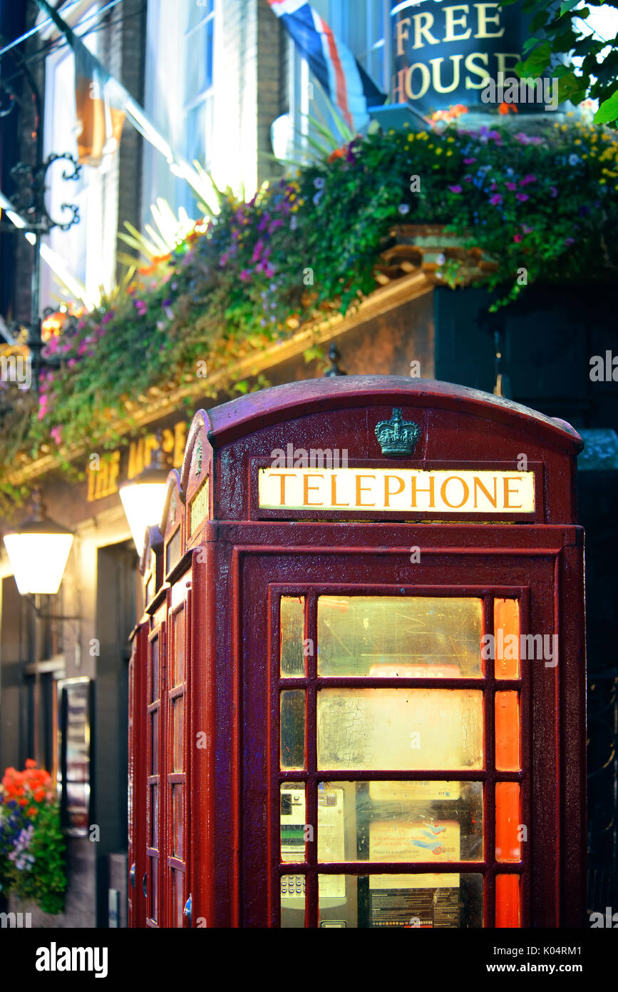 LONDON, Regno Unito - Sep 27: London Street view con cabina telefonica il 27 settembre 2013 a Londra, Regno Unito. Londra è la più visitata e la pro capite Foto Stock