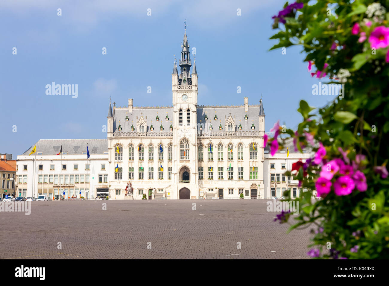 La piazza del mercato e il municipio della città fiamminga di Sint Niklaas in Belgio dietro alcuni fiori Foto Stock