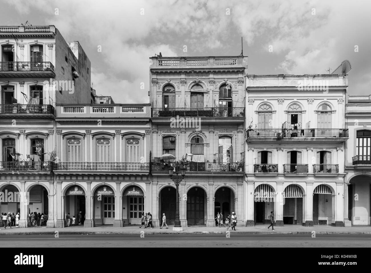 Edifici storici, tipici colorata architettura e persone in Paseo de Marti, monocromatica, La Habana Vieja, Old Havana, Cuba Foto Stock