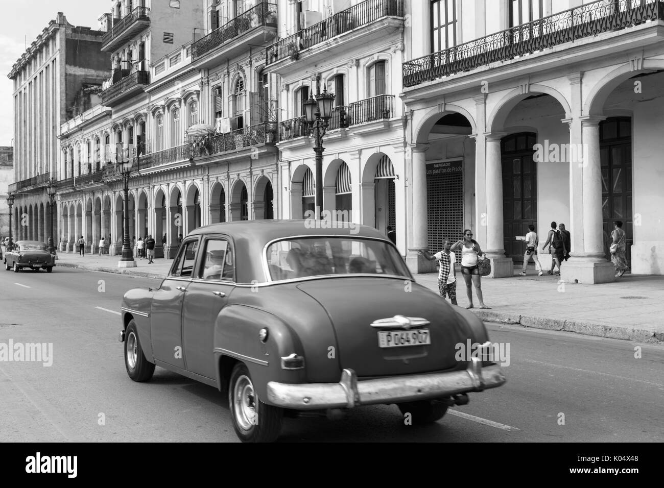Havana street scene, vintage American Classic Cars e architettura storica sul Paseo de Marti, monocromatici Habana Vieja, Cuba Foto Stock