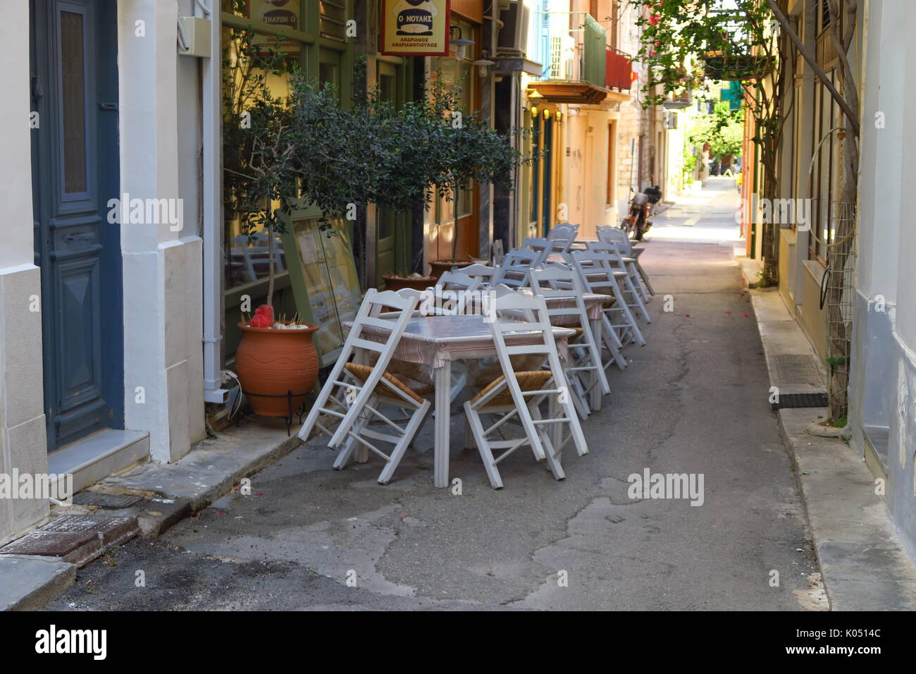 I tavoli e le sedie al di fuori di un cafe, Nauplion, Grecia Foto Stock