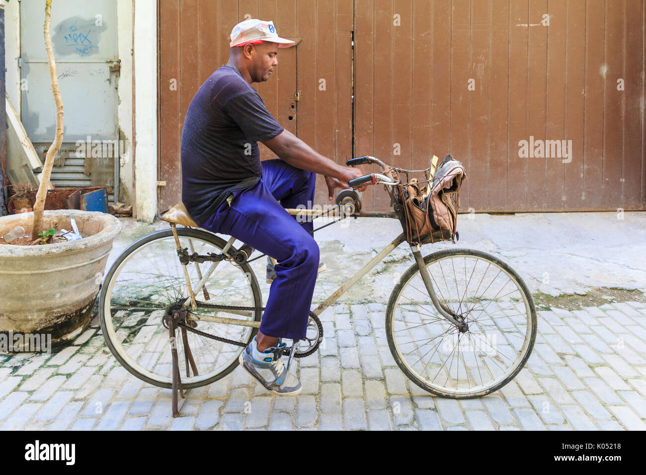 Artigiano l'affilatura coltelli e lame alimentato da un eco friendly bicicletta, low tech energia verde idea di Havana, Cuba Foto Stock