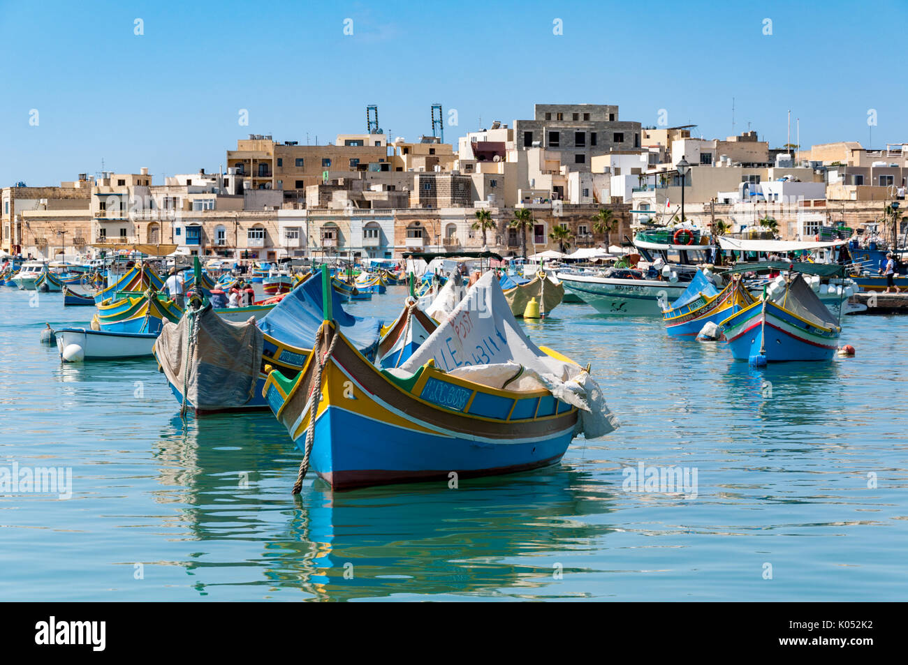 Tradizionali barche da pesca galleggiante nel porto di Marsaxlokk sull isola di Malta. Le barche sono fatte di legno e dipinte in colori della tradizione. Foto Stock