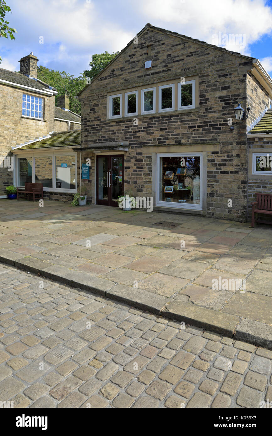 Brontë Parsonage Museum ingresso e shop, Haworth, West Yorkshire, Inghilterra, Regno Unito. Foto Stock