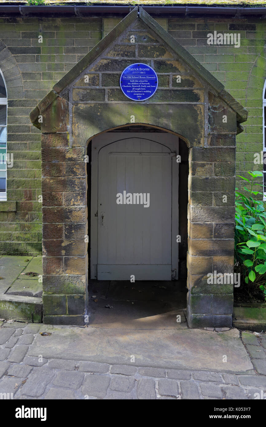 Vecchia scuola entrata in camera, costruito da Patrick Brontë nel 1832 e ha insegnato a da tutti i suoi famosi bambini, Church Street, Haworth, West Yorkshire, Inghilterra. Foto Stock