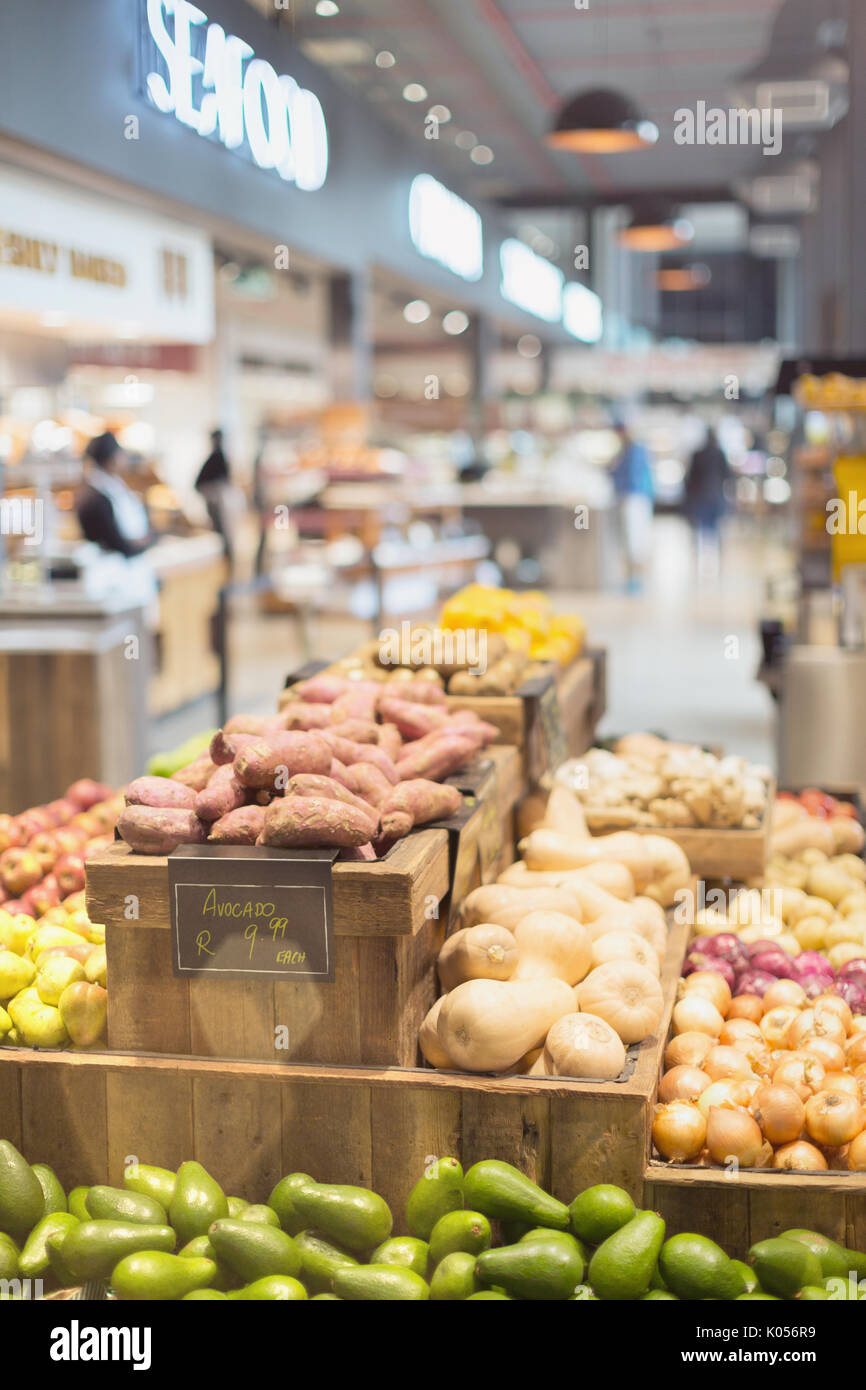 Prodotti freschi e biologici sul display nel negozio di alimentari market Foto Stock