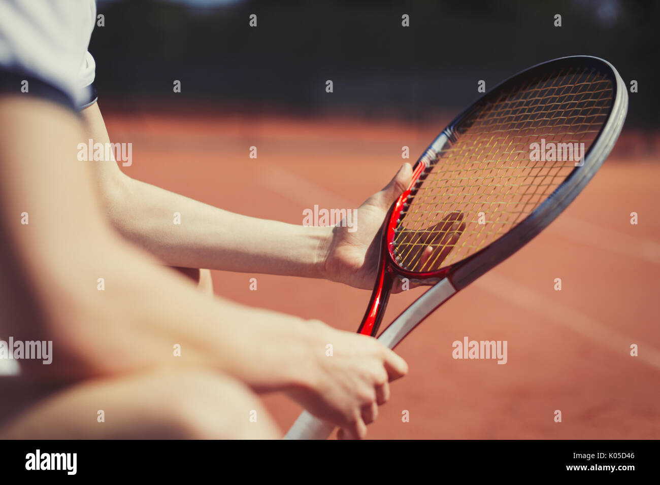 Maschio giovane giocatore di tennis holding racchetta da tennis Foto Stock
