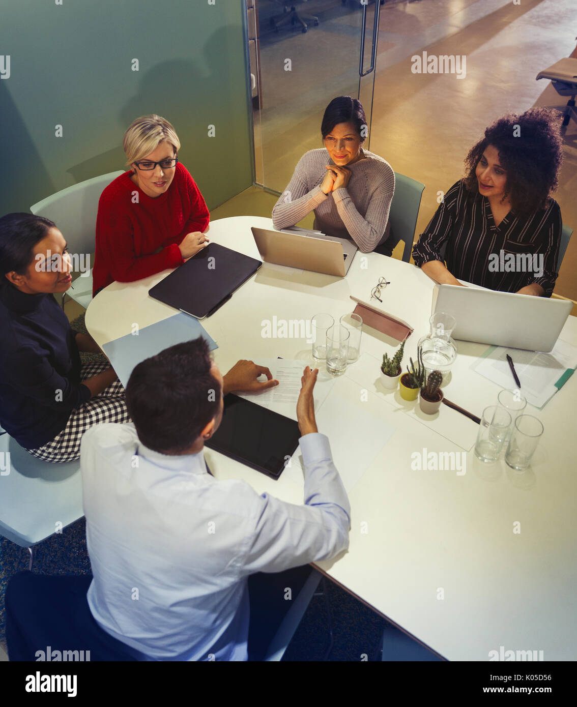 La gente di affari di parlare, lavorando in sala conferenza incontro Foto Stock