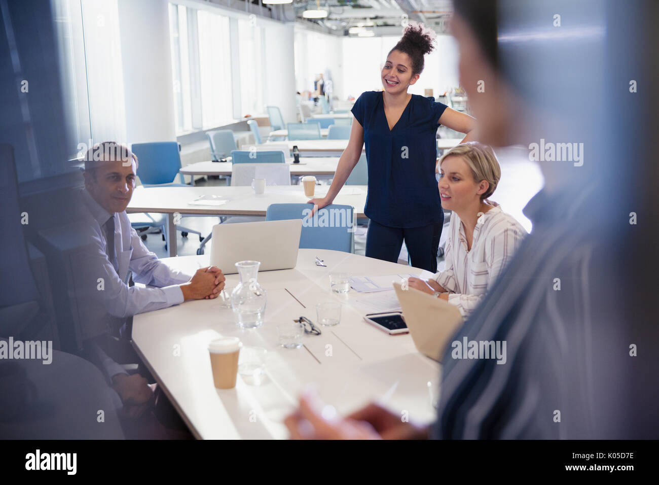 La gente di affari di parlare e spianare in office meeting Foto Stock