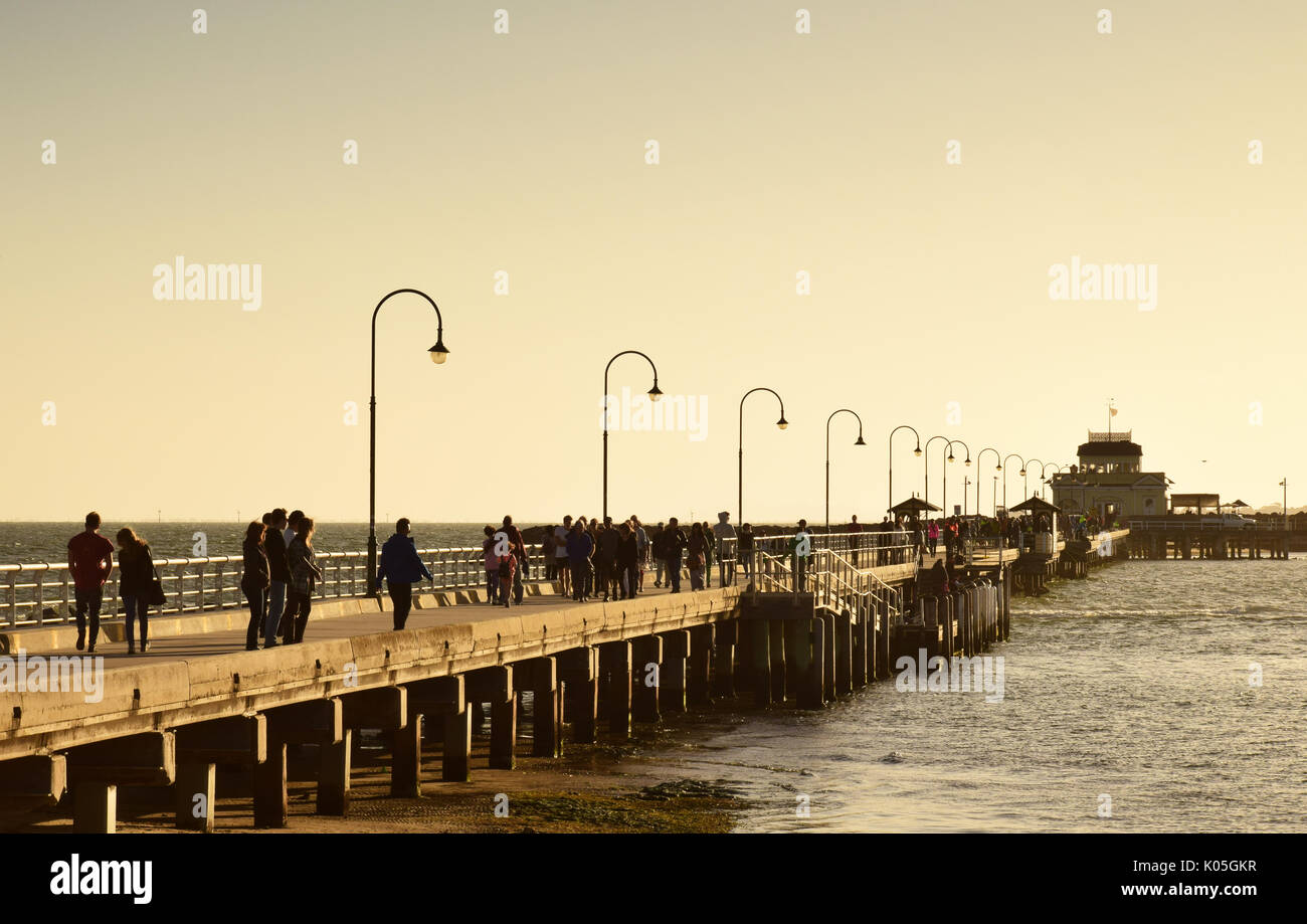 Il lungomare e il Molo di St Kilda, Melbourne, Victoria, Australia Foto Stock