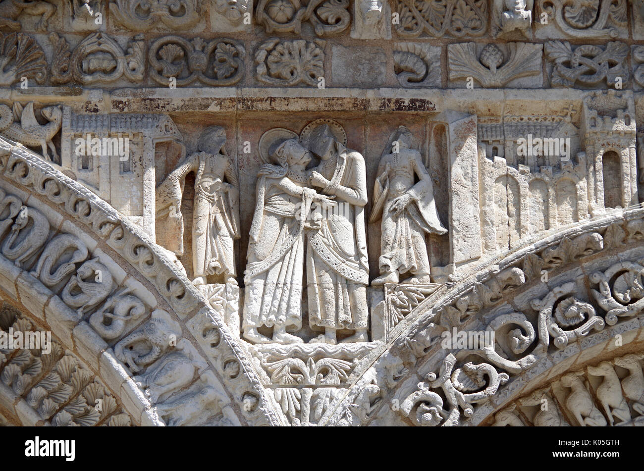 Particolare del fregio sul fronte ovest della chiesa di Notre Dame le Grande, Poitiers, Francia, costruita seconda metà del XI secolo, in alto in stile romanico, Foto Stock