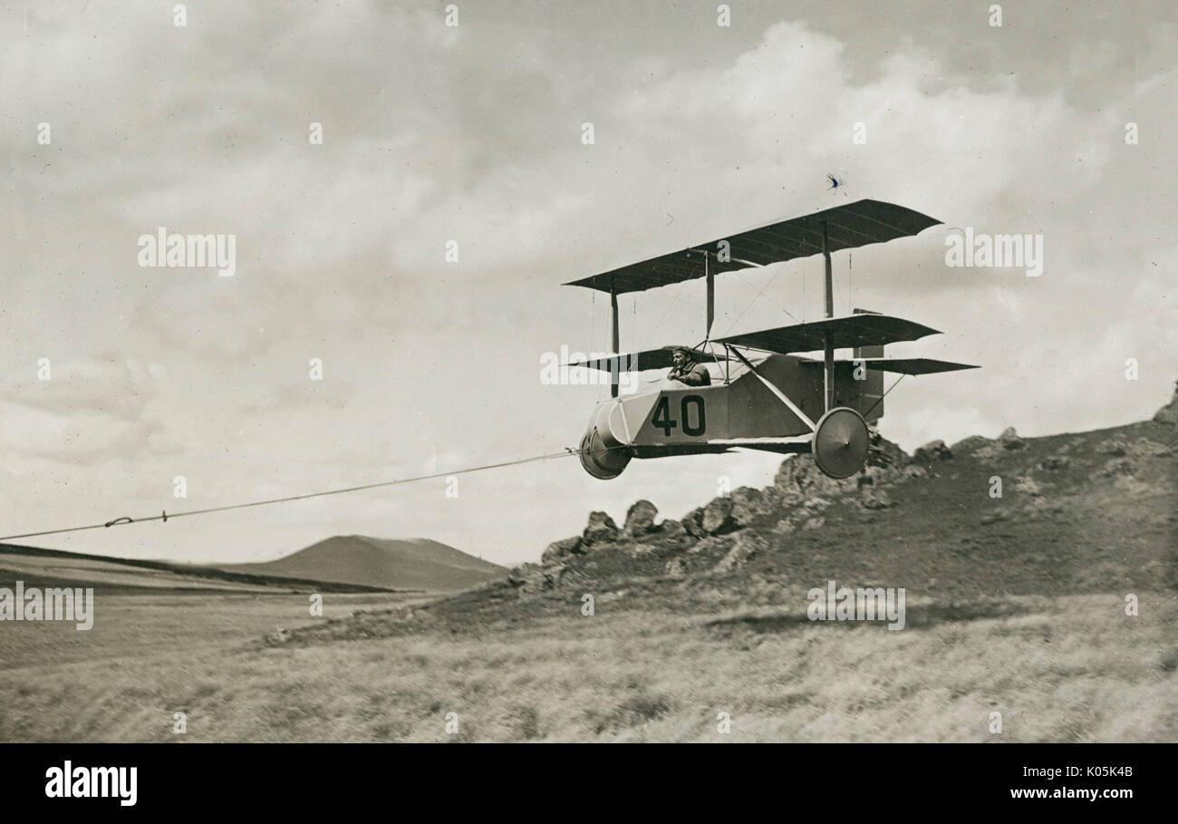 In corrispondenza di una scorrevolezza contest vicino a Clermont Ferrand, Francia, aviatore Sardier viene trainato in aria nella sua Clemente triplano data: 1922 Foto Stock