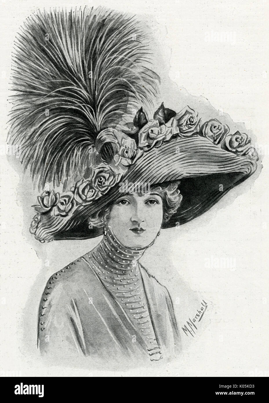 Donna che indossa cappello di paglia per la primavera con fiori, piume e piume di struzzo. Data: 1912 Foto Stock