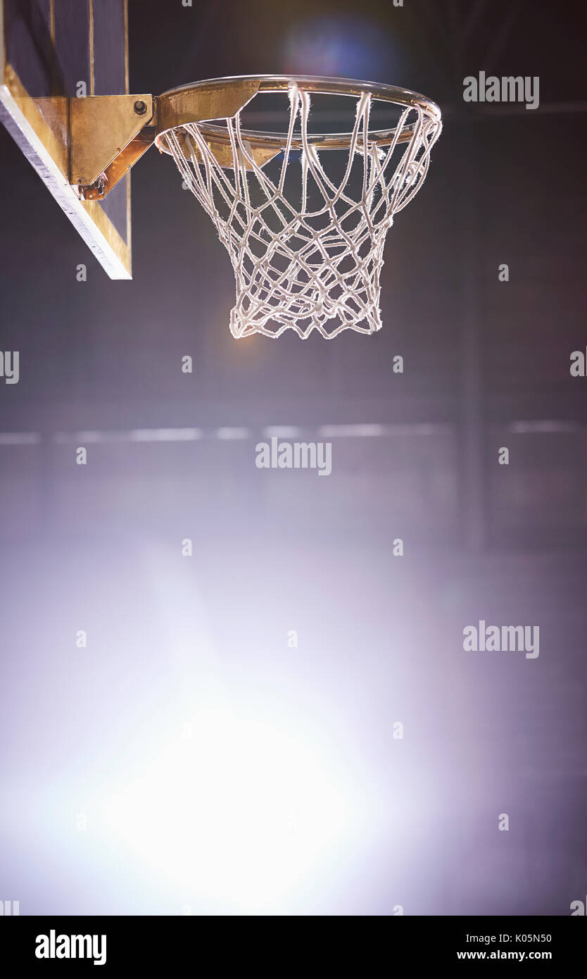 Lens Flare intorno luminosamente illuminata Basketball hoop Foto Stock
