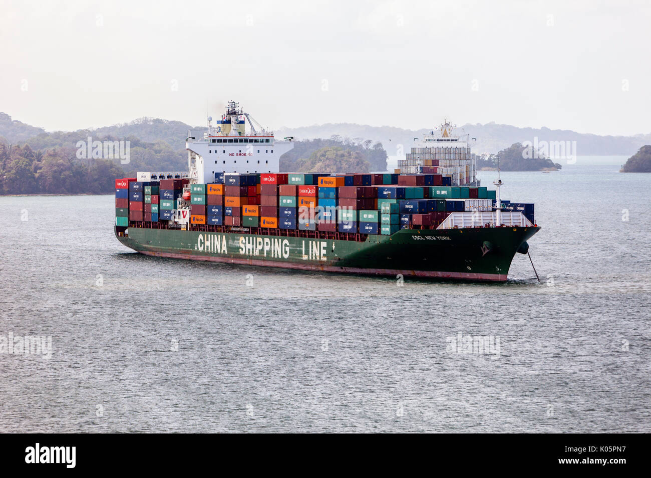 Panama, Panama Canal. Cina spedizione contenitore linea nave ad ancorare nel Lago di Gatun. Foto Stock